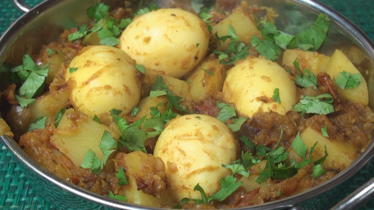 Spicy Egg & Potato Curry (Dimer Dalna)