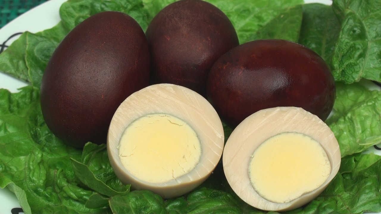 Onion-Flavoured Hard-Boiled Eggs
